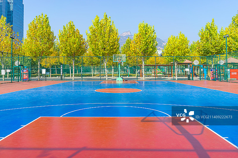 中国体育器械拍摄主题，篮球场山的一台篮球架，绿色的篮球场地，户外无人图像摄影图片素材