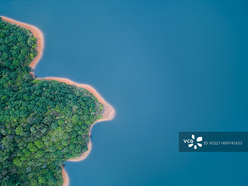 蓝色湖面上的岛屿，益塘水库航拍图片素材