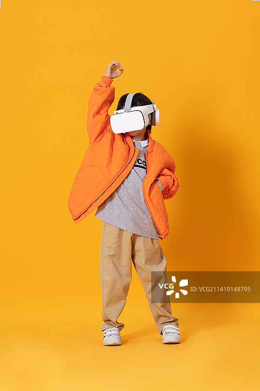 使用VR的小男孩图片素材