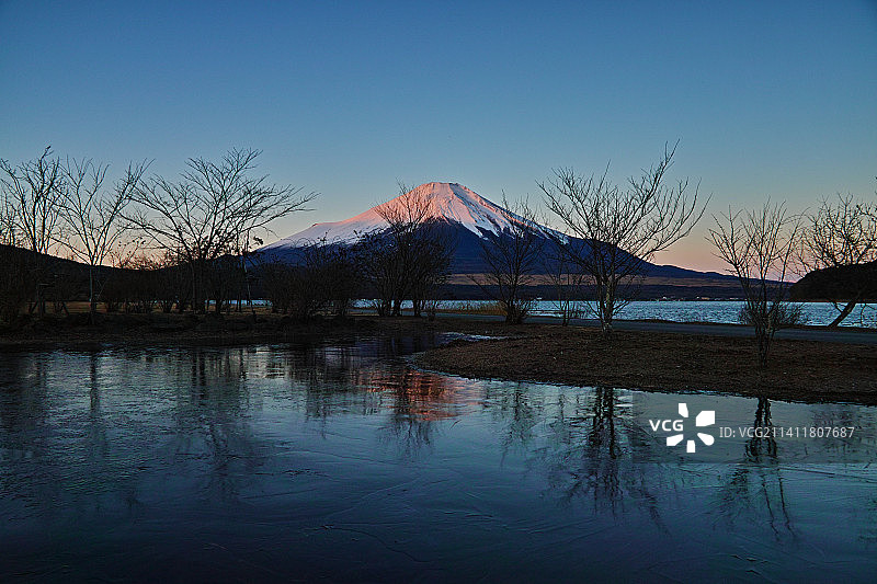 在日本，冬天清澈的天空映衬下的湖泊风景图片素材