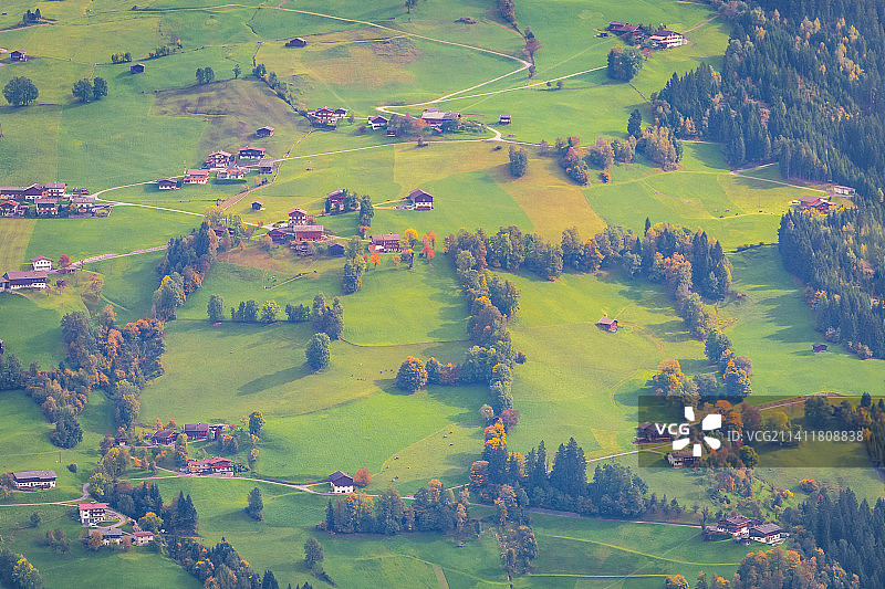 在齐勒塔尔山谷，蒂罗尔阿尔卑斯山，草地和村庄，奥地利图片素材