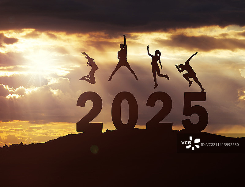 一群青年人在山顶跳跃着向2025年进发图片素材