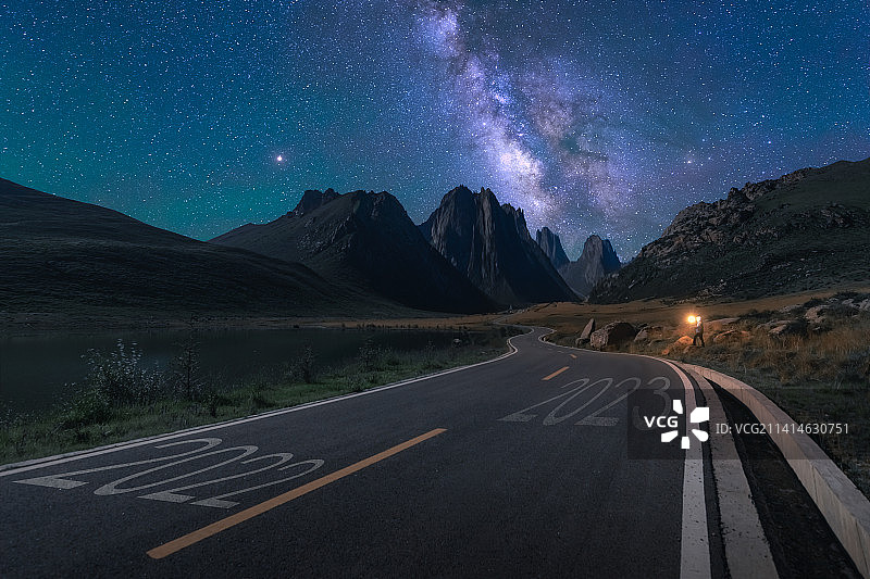 2023年-新年-银河下的公路图片素材