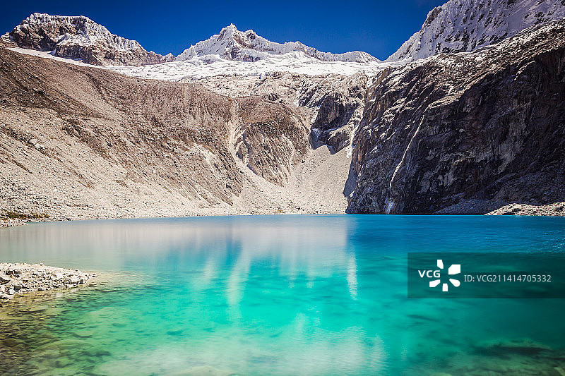 69湖在科迪勒拉布兰卡与白雪皑皑的安第斯山脉，安卡什，秘鲁图片素材