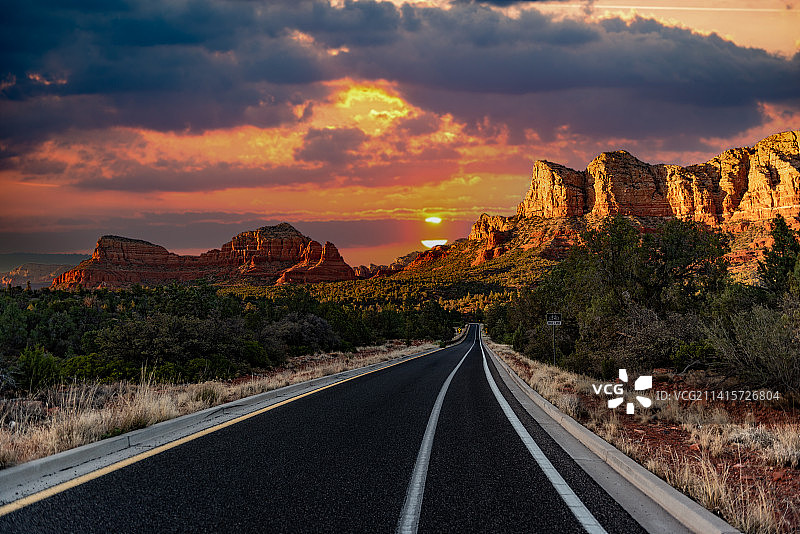 美国亚利桑那州塞多纳市，美国，日落时分，空旷的道路笼罩在天空中图片素材
