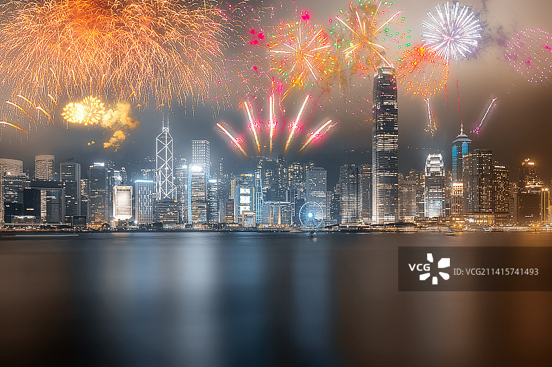 城市风光和烟花-美丽焰火下的城市全景-香港维多利亚夜景-新年烟花-新春烟花图片素材