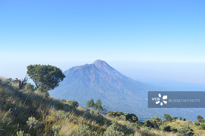 印度尼西亚，湛蓝的天空映衬着群山的风景图片素材