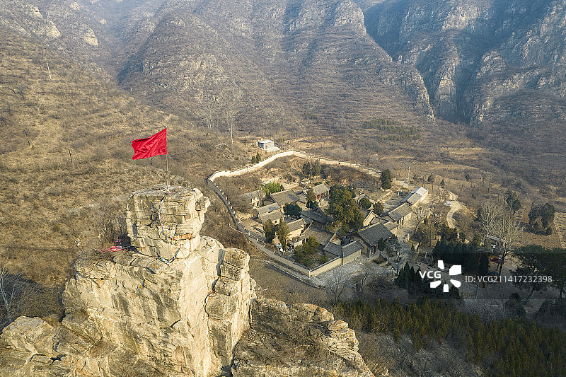 中国山西省长治市平顺县龙门寺与山顶的红旗图片素材