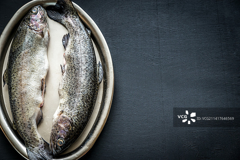 新鲜的鳟鱼冰在老式金属托盘，罗马尼亚图片素材
