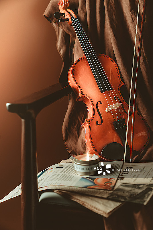 椅子上的小提琴图片素材