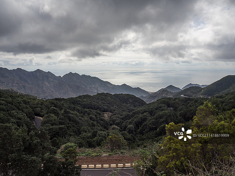 西班牙，圣克鲁斯特内里费岛，天空映衬下的山景图片素材