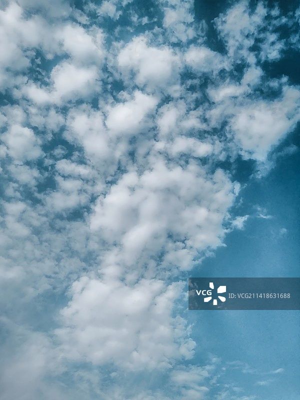 摩洛哥马拉喀什，天空中云的低角度视图图片素材