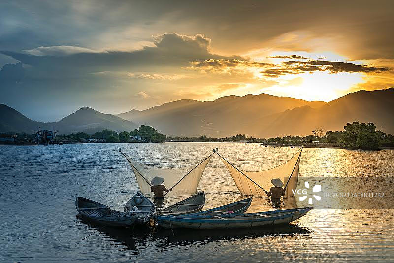 印尼人在海上捕鱼时，以传统的方式，廖内，印度尼西亚图片素材