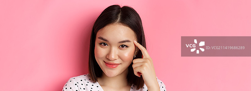 美丽和护肤概念聪明的亚洲女性的头部指向图片素材