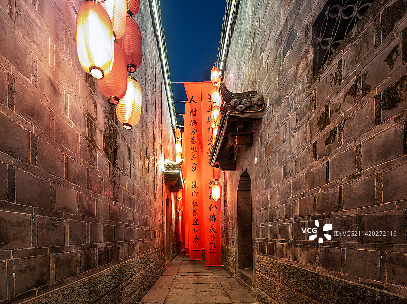 中国新年四川成都锦里古街夜景红灯笼春联图片素材