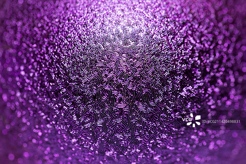 紫色的圣诞球与闪闪发光特写微距图片素材