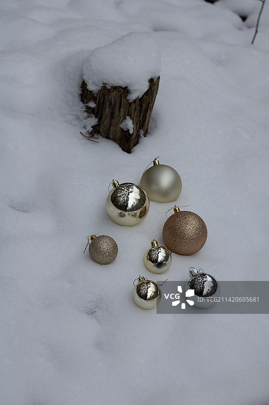 立陶宛，圣诞树玩具躺在雪地里的照片图片素材