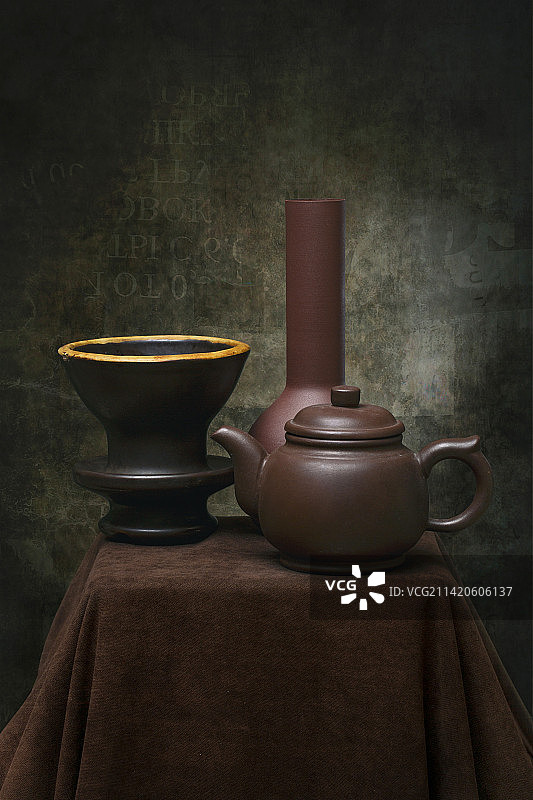 有花瓶和茶壶的静物画图片素材
