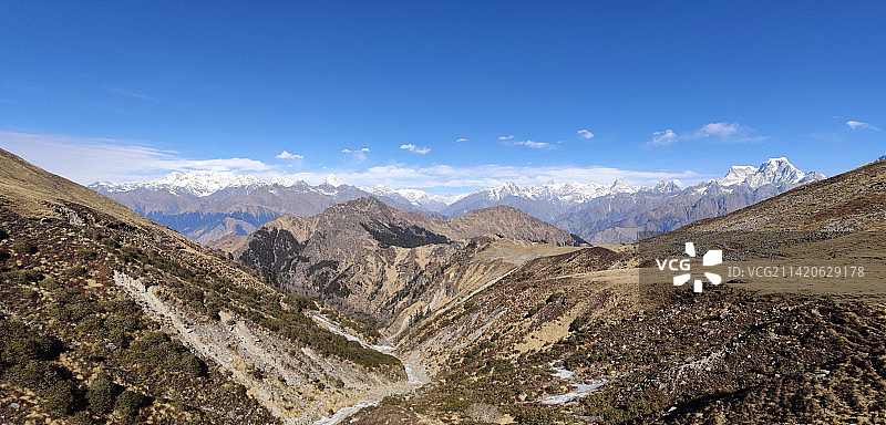 从快日山口徒步旅行的喜马拉雅山山峰图片素材