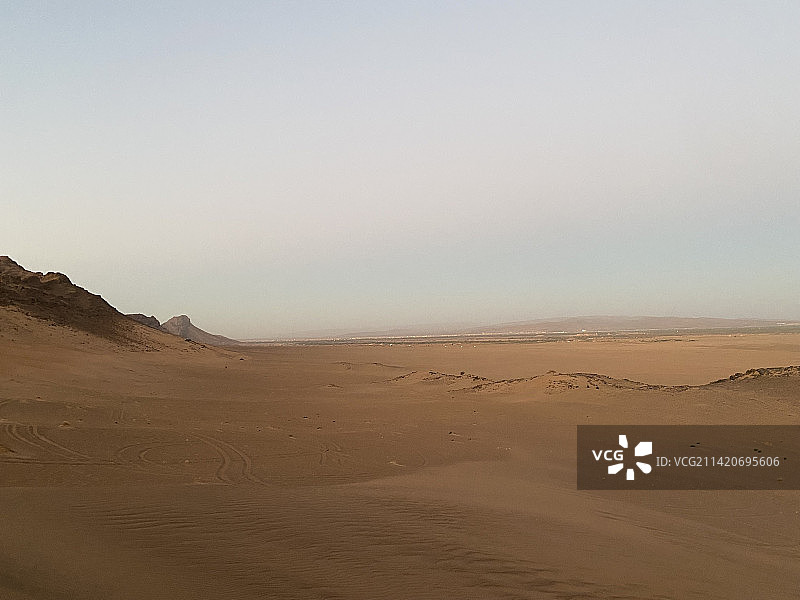 摩洛哥埃鲁哈沙漠，晴空下的风景图片素材