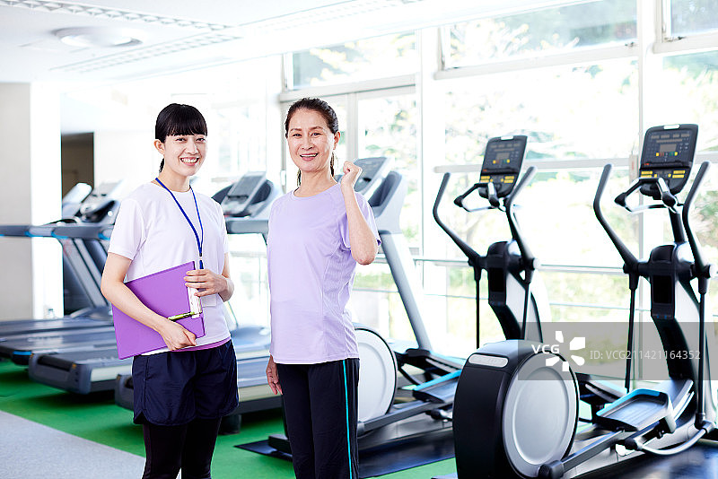 日本高级女子在室内健身房训练图片素材