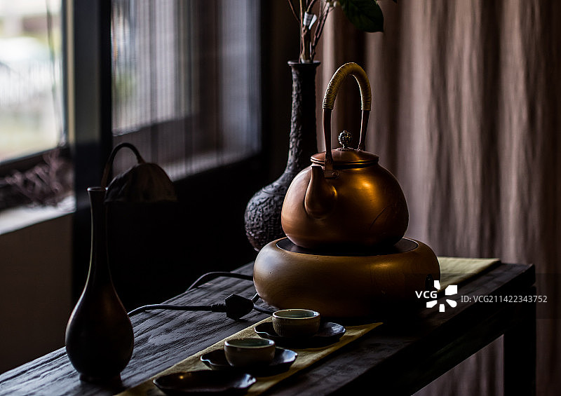 桌子上的茶壶和茶杯的特写镜头图片素材