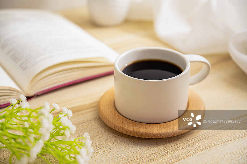 明媚阳光上午书桌上的咖啡早茶图片素材