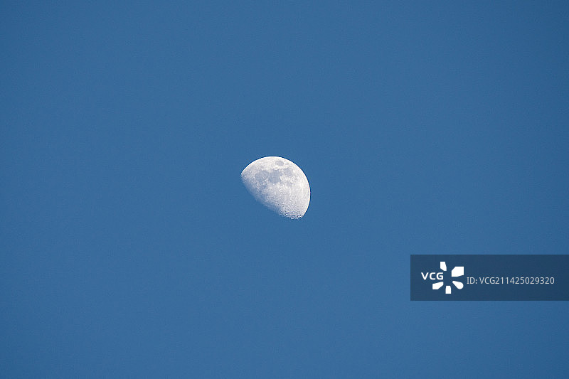 纯蓝色背景月亮特写图片素材