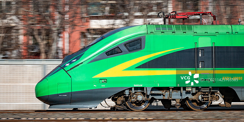 CR200J"绿巨人"行驶在京沪铁路图片素材