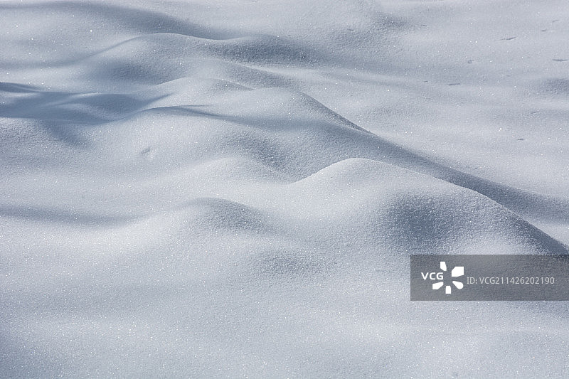 冬天下雪后雪地里起伏的雪图片素材