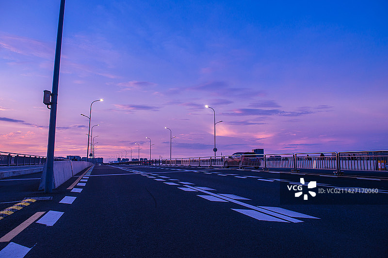 夕阳下的高速公路图片素材