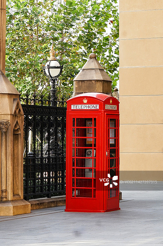 澳门伦敦人欧式红色复古电话亭图片素材