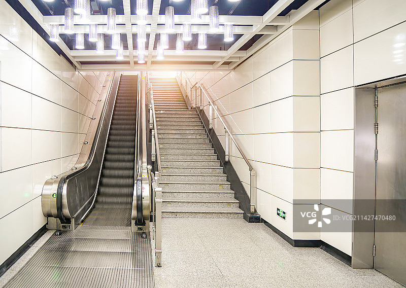 现代化高级城市车站地铁站机场客运站交通枢纽乘客行人步行区通道换成站出入口电梯自动扶梯与楼梯可供选择图片素材