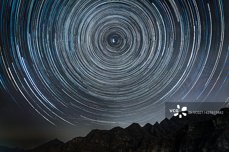 易水湖崇山峻岭和天上的星空星轨图片素材