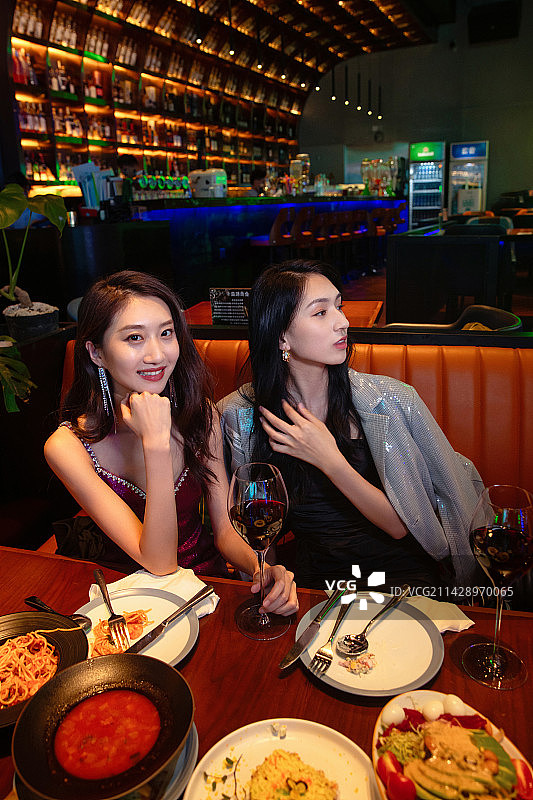 青年女人在酒吧图片素材