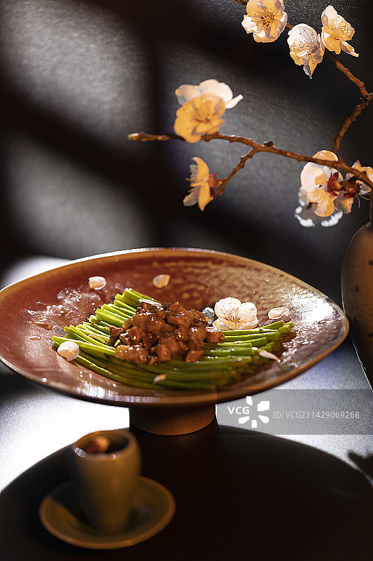 中华美食系列静物：蒿蒌菜——芦蒿与猪肉丁、酒盅和樱花图片素材
