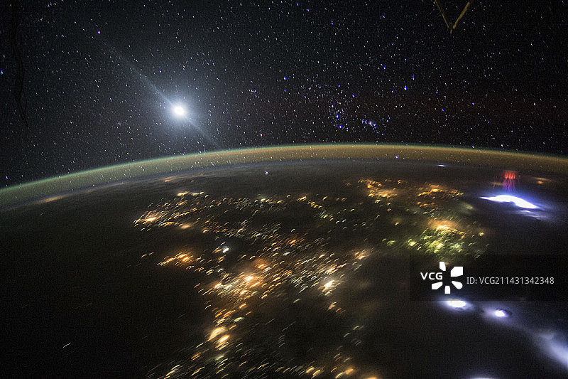 墨西哥上空的红色精灵，国际空间站照片图片素材