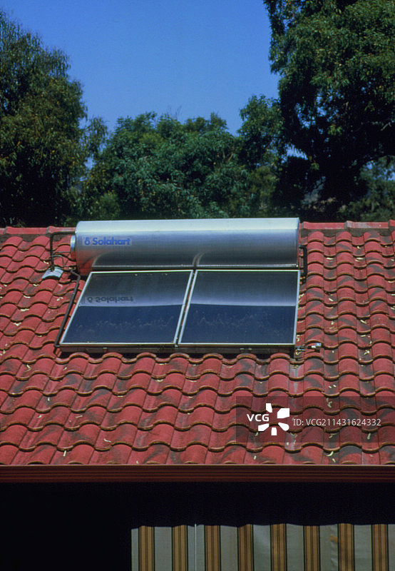 屋顶安装太阳能加热系统图片素材