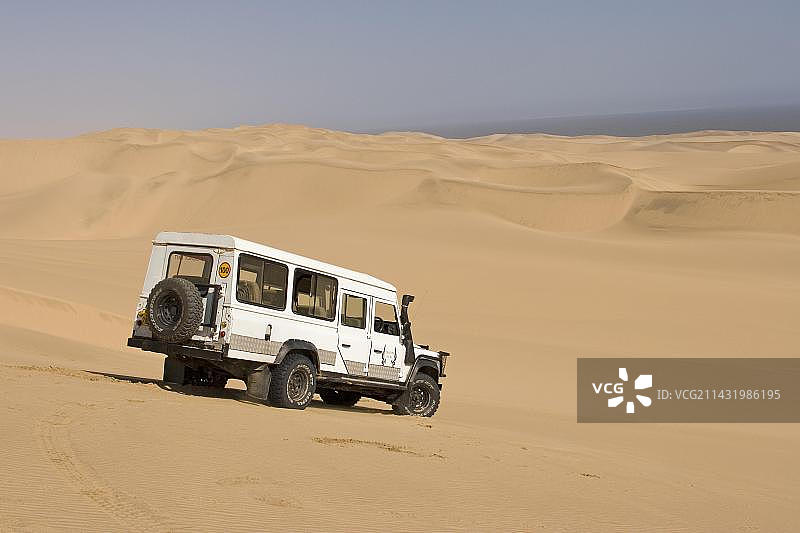 非洲纳米比亚桑德威港沙丘上的四轮驱动车辆图片素材