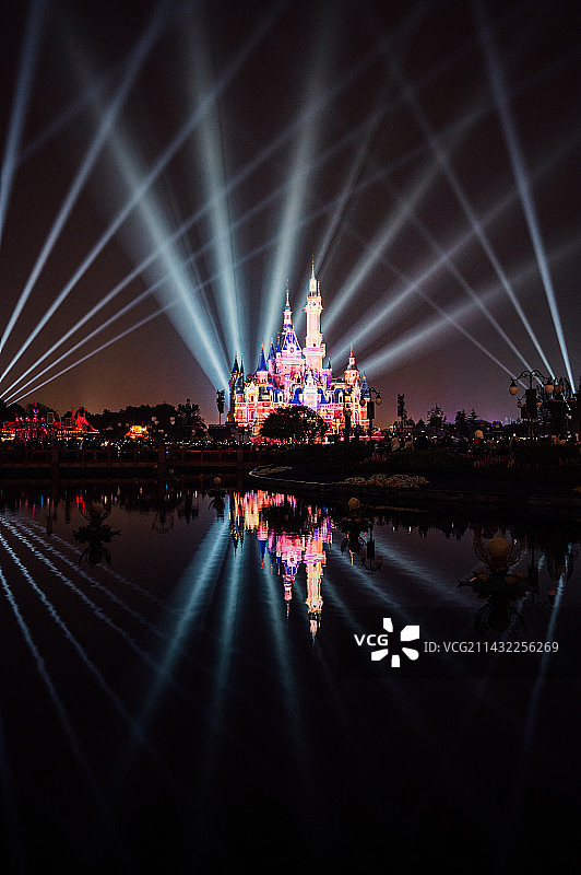 上海迪士尼城堡灯光烟火秀图片素材