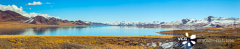 雪后羊湖一角全景图片素材
