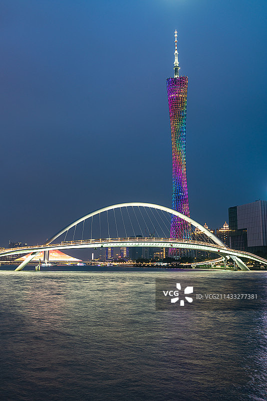 广州新电视塔与海心桥夜色风景全貌图片素材