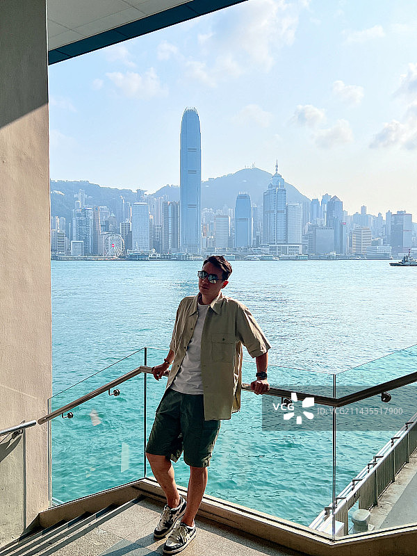 香港尖沙咀海港城 倚靠在室外阶梯栏杆上的男子图片素材