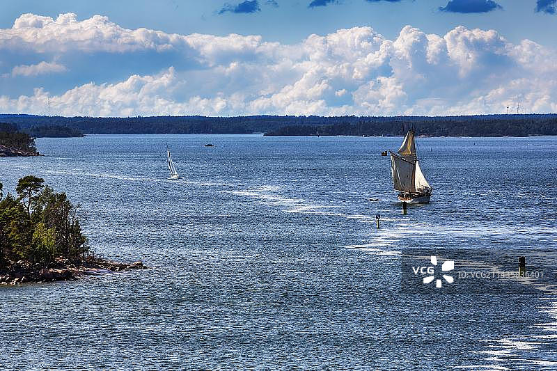 帆船在群岛，航运交通在群岛国家公园，Skaergardshavets国家公园，图尔库，芬兰，欧洲图片素材