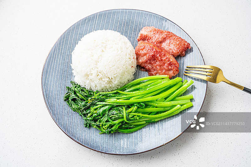 中式一人食米饭配餐，红粉蒸肉和炒青菜图片素材