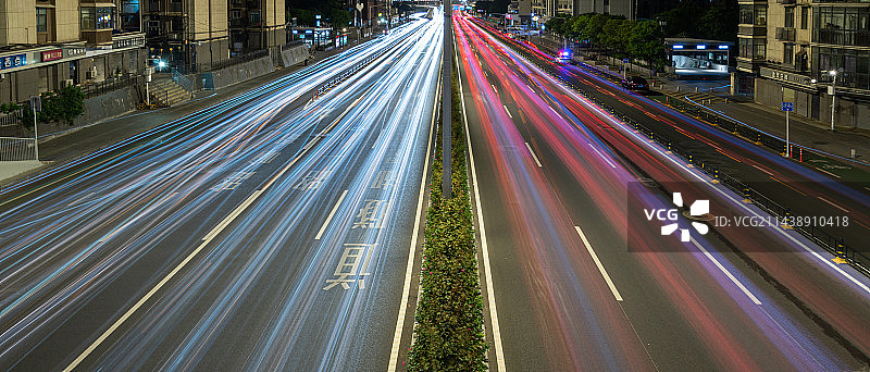 城市道路夜晚车轨灯光光轨轨迹图片素材