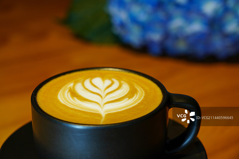 郁金香图案拉花的咖啡，咖啡的拉花艺术图片素材
