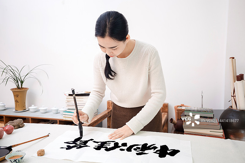 女士手写中国书法字体，中秋佳节图片素材
