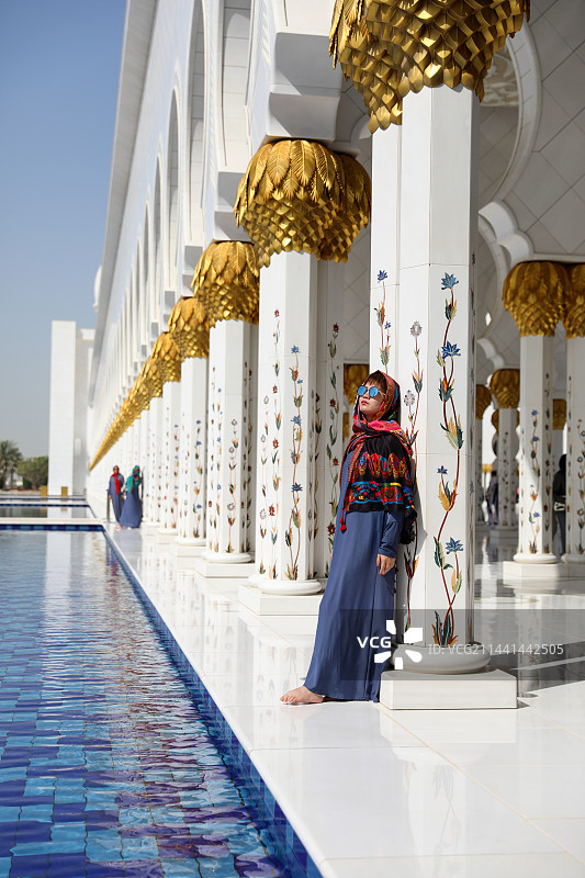 在迪拜扎耶德清真寺旅行的女人图片素材