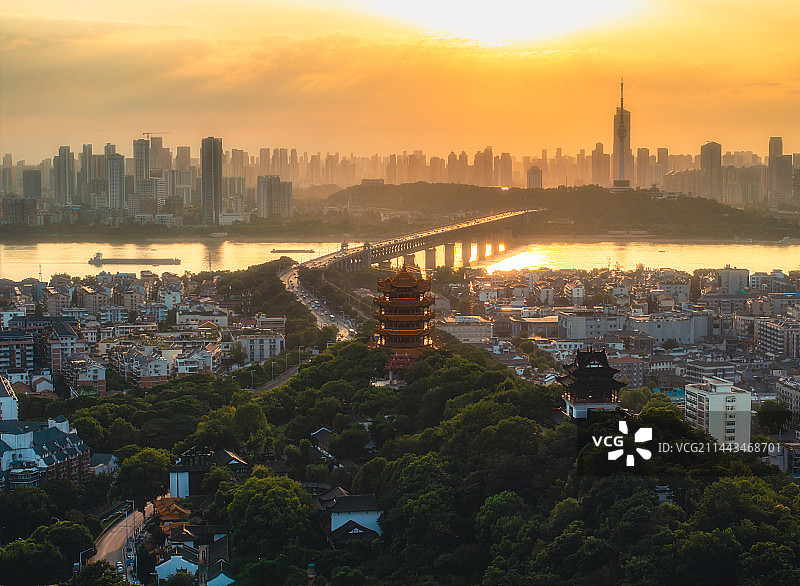 夏季日落时段武汉黄鹤楼与长江大桥逆光全景航拍图片素材
